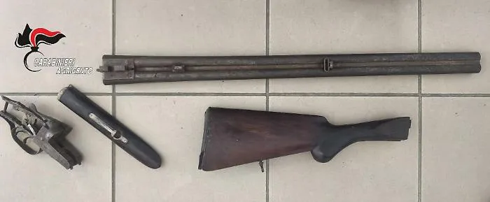 Il postino in pensione con il pallino di armi e droga: in auto un fucile rubato in Spagna, a casa 1.8 chili di cocaina 