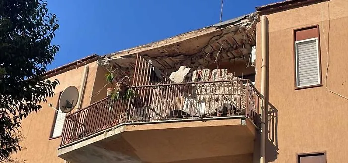 Paura a Sciacca: cede parte della copertura e precipita sul balcone del terzo piano