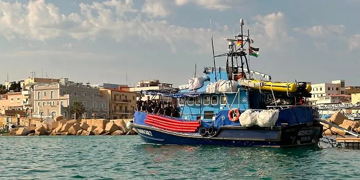 Migranti, rotta su Catania dopo 20 ore in mare: la nave Aurora della Ong Sea Watch e la polemica &laquo;sulla troppa distanza&raquo; dal porto sicuro