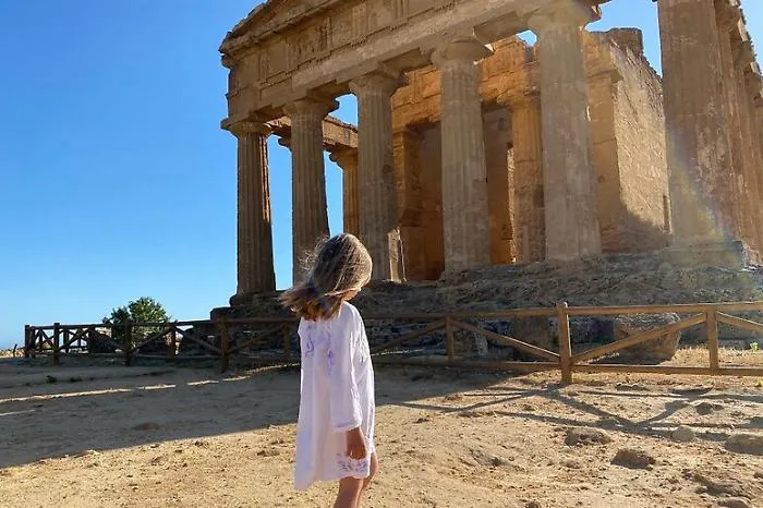 Laurea magistrale e inglese B2 per 320 euro netti: l'offerta di lavoro shock alla Valle dei Templi