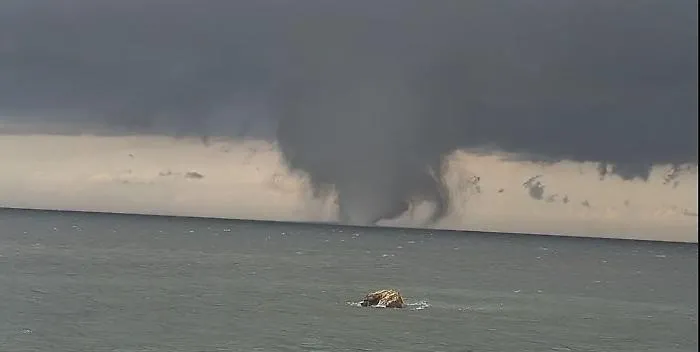 Paura a Marsala, tromba d'aria e doppio vortice sul mare: scuole danneggiate, auto ribaltate e feriti