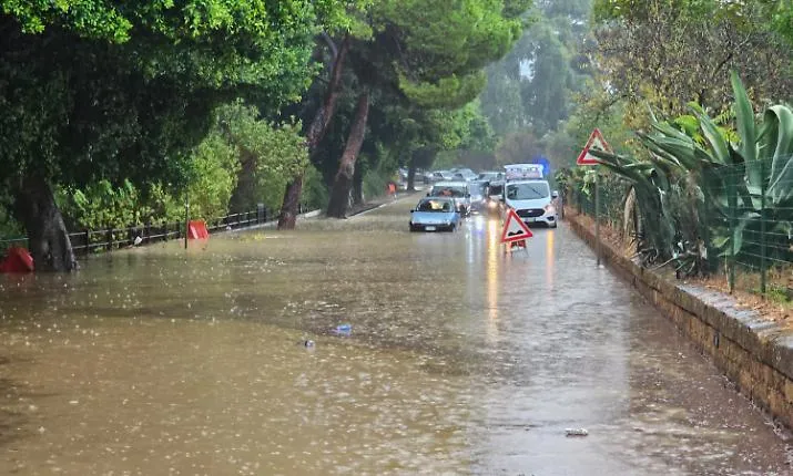 Agrigento sotto la pioggia, auto sprofonda in piazza Marconi: allagamenti dal centro a San Leone