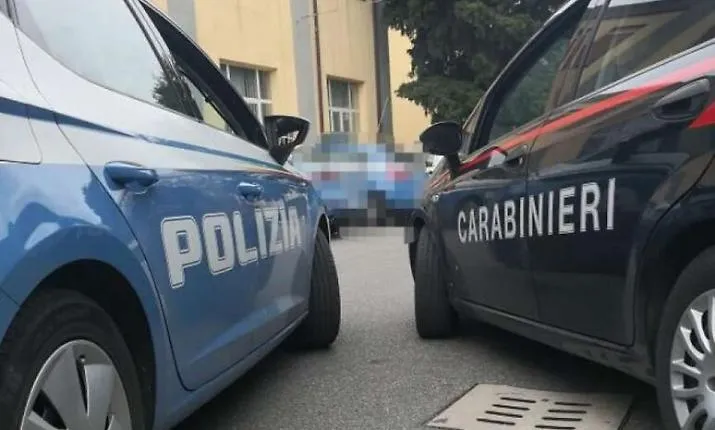 Trovato morto in casa da diversi giorni: tragedia e mistero per un sessantenne