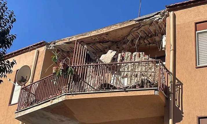 Paura a Sciacca: cede parte della copertura e precipita sul balcone del terzo piano